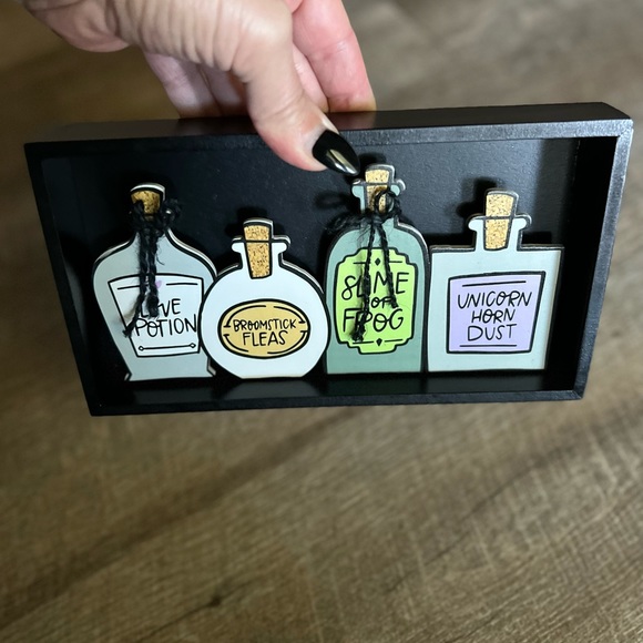 Cute little Halloween wooden sign with potion bottles! - Picture 2 of 3